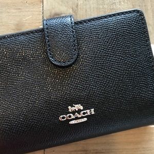 NWT Coach Medium Corner Zip Wallet